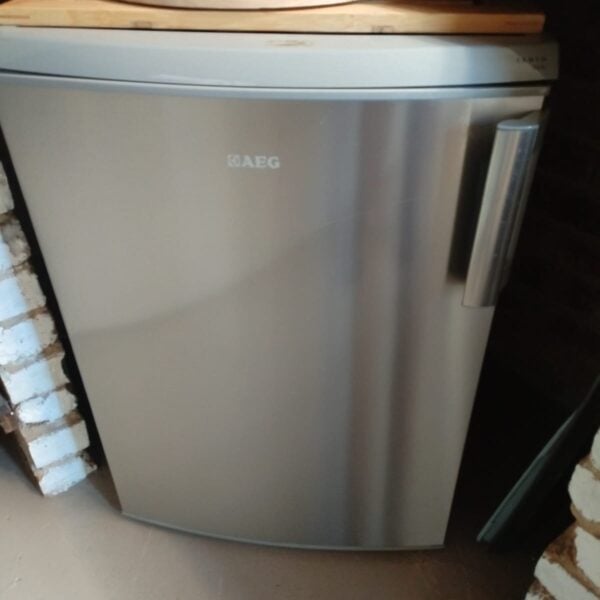LOT: 2167 – AEG Bar Fridge