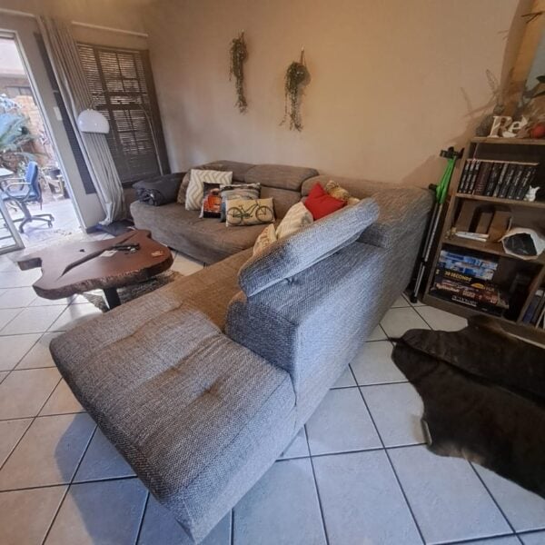 LOT: 2170 – Beautiful Grey Corner Lounge Suite & Ottoman